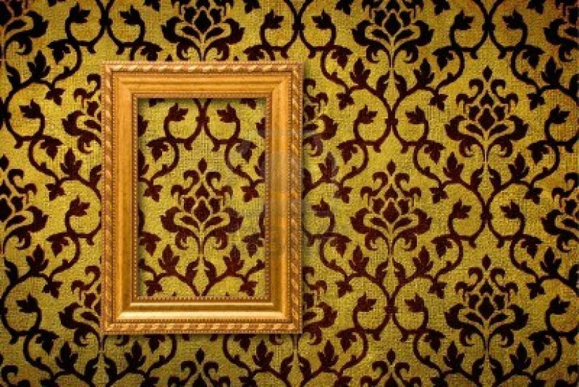 marco-de-oro-sobre-un-fondo-de-pared-amarilla-vintage